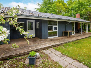 Modern Holiday Home in Glesborg with Whirlpool, Bønnerup Strand